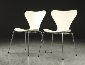 Arne Jacobsen. Par 7er-stole model 3107 2