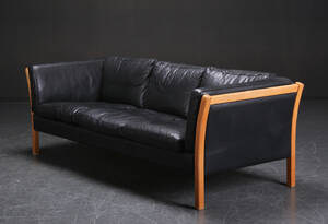 Stouby. Tre-pers. sofa, sort læder