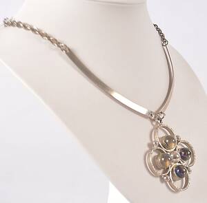 HALSBAND SAMT BROSCH, bl a nysilver.