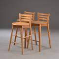 Et sæt på tre barstole af bøgetræ med lav tremmeryg  3. Denne vare er sat til omsalg under nyt varenummer 4919690