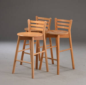 Et sæt på tre barstole af bøgetræ med lav tremmeryg  3. Denne vare er sat til omsalg under nyt varenummer 4919690