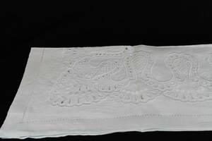 VIT BRODERAD DUK, 128 X 134