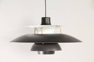 Poul Henningsen 1894-1967. PH5 pendel af senere mat sortlakeret metal. Ø. 50 cm