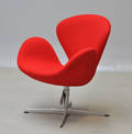 Arne Jacobsen 1902 - 1971. Svanen. Hvilestol, model 3320, rød tonus