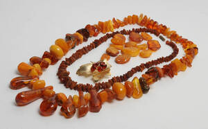 Samling smykker med rav og ravperler