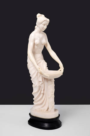 Figur på träsockel