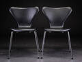 Arne Jacobsen. Et sæt på to Syver stole, sort læder fra Sørensen Læder, model 3107 2 