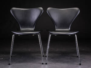 Arne Jacobsen. Et sæt på to Syver stole, sort læder fra Sørensen Læder, model 3107 2