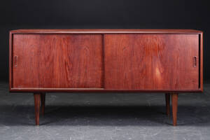 Dansk møbelproducent. Lav skænk af teak