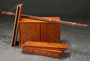 Væghængt reolsystem af teaktræ, dansk møbelproducent 10