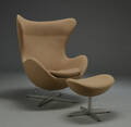 Arne Jacobsen. Ægget, model 3316 med tilhørende skammel, model 3127. 2  2