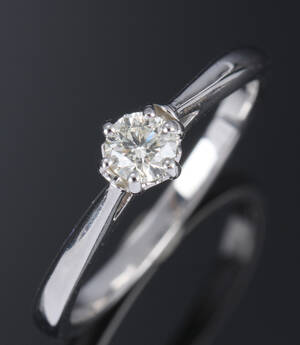 Klassisk brillant- solitairering af platin på ca. 0.33 ct