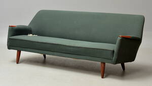 Dansk møbelproducent. Tre-pers. sofa, teaktræ