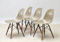 Charles Eames 1907 - 1978. Sæt på fire skalstole med unikke numre, model DSW 4