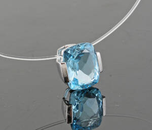 Pendant in 14k white gold  set with blue topaz 2.79 ct