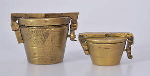 VIKTSATSER, 2 st, mässing, 181900-tal.