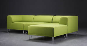 Nomad modulsofa betrukket med grønt filtuldstof fra italienske Velvetex, forkromede ben