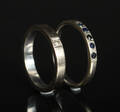 Alliancering med safirer og solitairering med diamant 2