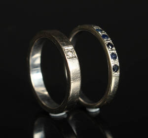 Alliancering med safirer og solitairering med diamant 2