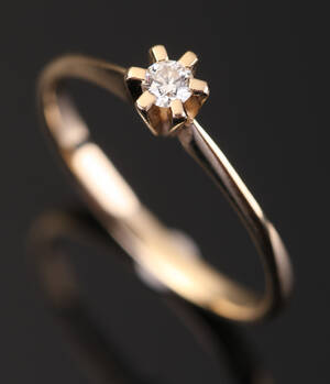 Ring udført af 14 kt guld med brillant ca. 0.10 ct.