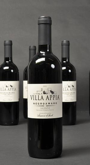 48 fl.  Villa Appia, Negroamaro IGT Salento , Rosso 2010 48
