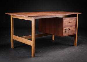 Hans J. Wegner. Skrivebord af teak og eg