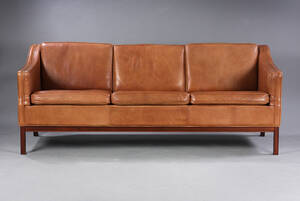 Dansk møbelproducent. Tre-pers sofa betrukket med brun læder