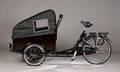 Sortlakeret ladcykel med stor transportkasse