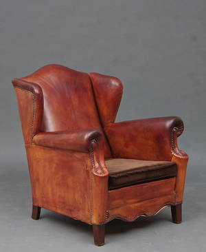 Øreklapstol med sømbeslået læder