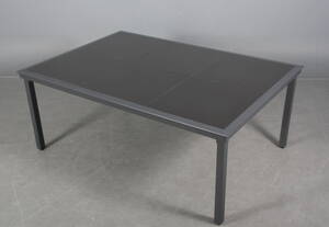 Havebord med plader i poleret porcelæn.