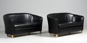 Dansk møbelproducent. To 2-pers. sofaer, sort læder 2