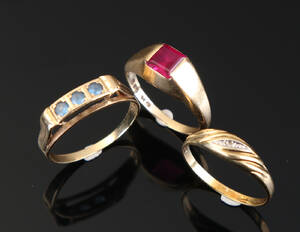 Samling ringe af 14 kt guld med sten. 