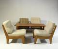 Vier Sessel mit Sofatisch 5