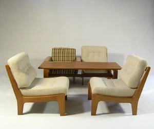 Vier Sessel mit Sofatisch 5