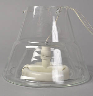 Moderne pendel i glas med wire-ophæng.