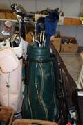 Golfbag med klubbor, järnnian finns