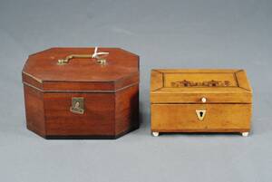 SKRIN, 2 ST, 1800-TALETS FÖRSTA HÄLFT, SENGUSTAVIANSKA, MAHOGNY OCH BJÖRK, MAHOGNYSKRINETS HÖ 10, BR 17, DJ 12,5 CM