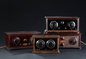 Et samling på fire radioer bla. Monark og Ideal. 4.