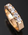 Alliancering af 18 kt. guld prydet med 5 brillantslebne diamanter, i alt ca. 0.80 ct