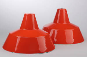 Louis Poulsen. To skærme til Arbejdspendlen af orange emalje. 2