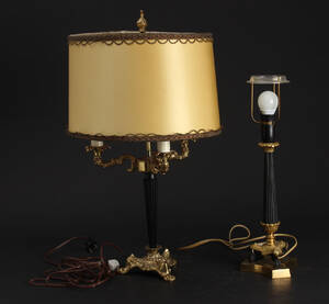 To Bordlamper af messing med løvefødder,