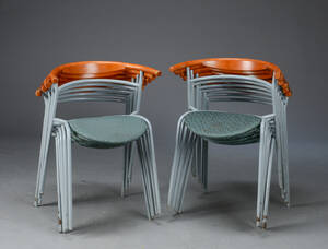 En samling på 11 stabelstole med stel af grålakeret metal, 11.