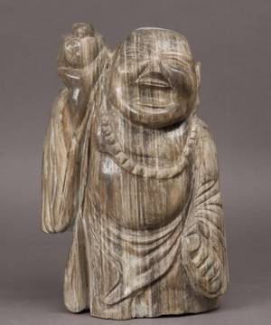 Buddha udhugget i forstenet træ