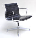 Charles Eames 1907 - 1978. Kontorstol, model EA-107, sort patineret læder