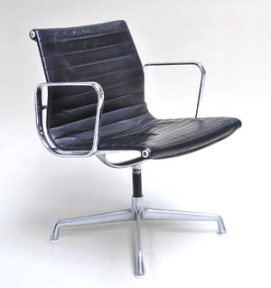 Charles Eames 1907 - 1978. Kontorstol, model EA-107, sort patineret læder