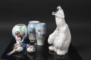 BGKgl. Samling porcelænsfigurer 7 dele, Isbjørn, optimistpessimist børnefigur samt tre vaser..  7