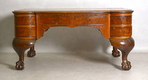 SKRIVBORD, valnöt, 1900-talets förstra hälft.