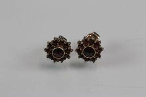 ÖRHÄNGEN, ett par, förgyllt silver med granater