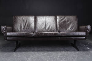 Dansk møbelproducent. Tre-pers. sofa betrukket med moccafarvet skind Denne vare er sat til omsalg under nyt varenummer 4700252