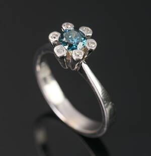 Ring af 14 kt hvidguld med blå diamant ca 0.45 ct